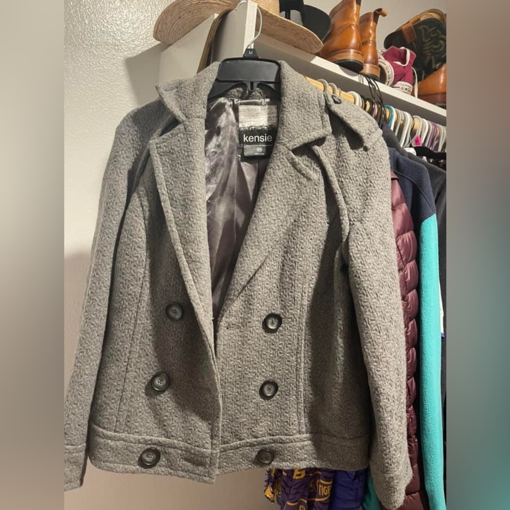 Only worn like once, size M, very nice coat!
